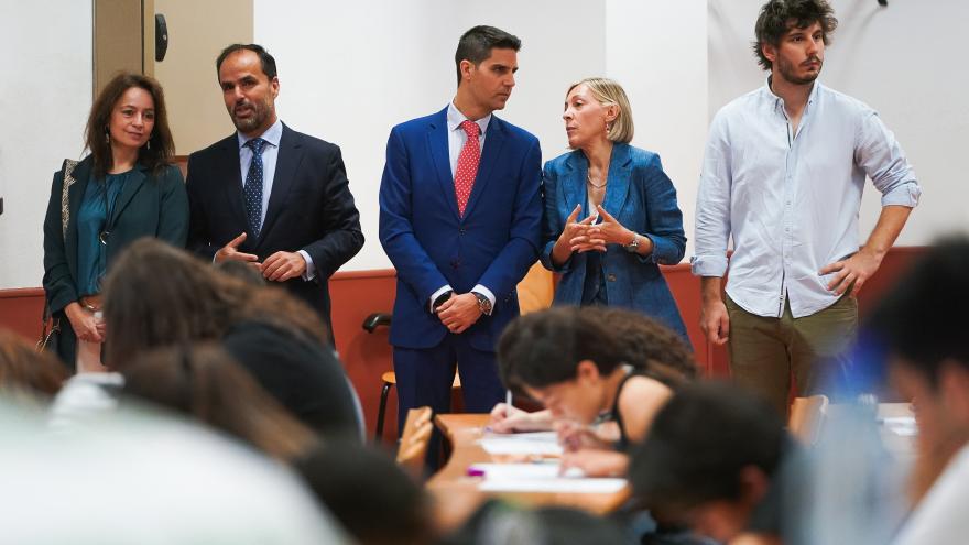 El consejero Emilio Viciana durante su visita a la Universidad Rey Juan Carlos