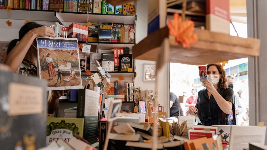 Díaz Ayuso celebra el reencuentro de librerías, editoriales y autores con los ciudadanos en la 80º edición de la Feria del Libro de Madrid