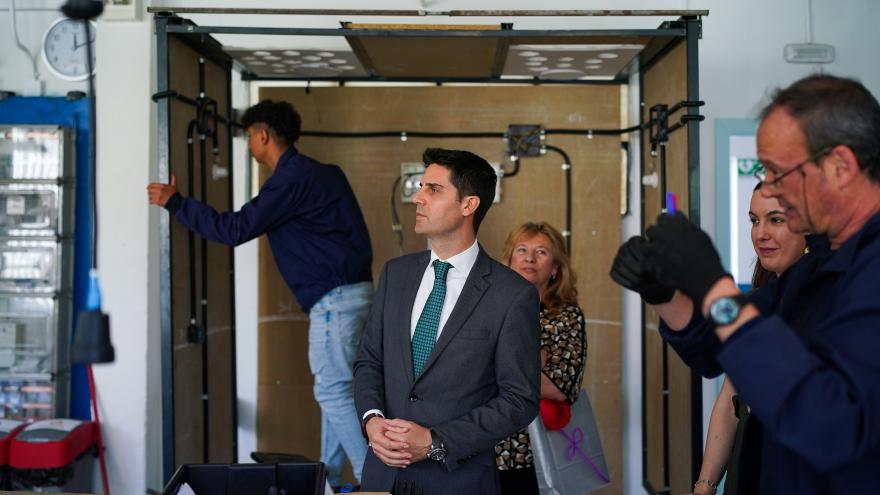 El consejero Emilio Viciana durante su visita a la Unidad de Formación e Inserción Laboral de Sierra Palomeras de Moratalaz