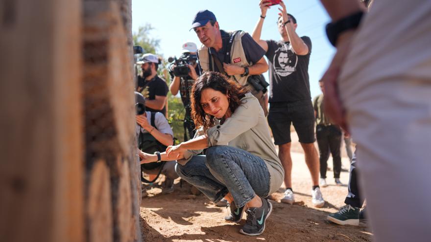 La presidenta Isabel Díaz Ayuso durante su visita a Mejorada del Campo 