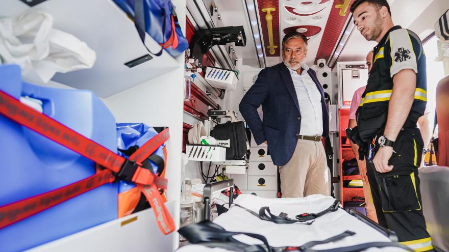 Enrique López observa el equipamiento de una ambulancia