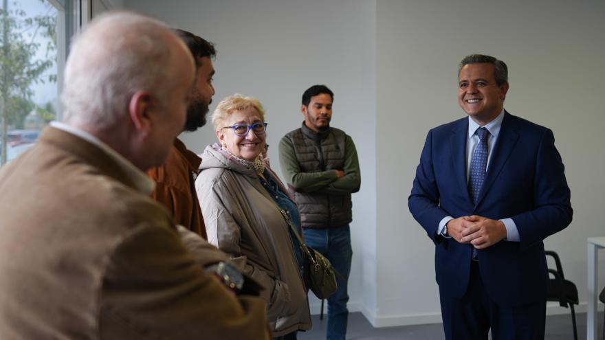 El consejero Jorge Rodrigo durante la entrega en Getafe de las llaves de 78 pisos del Plan Vive