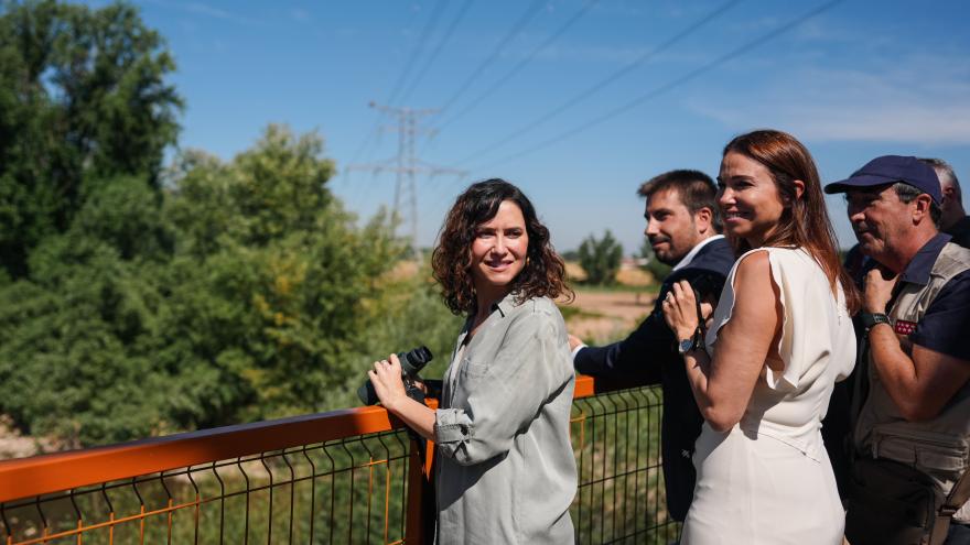 La presidenta Isabel Díaz Ayuso durante su visita a Mejorada del Campo 