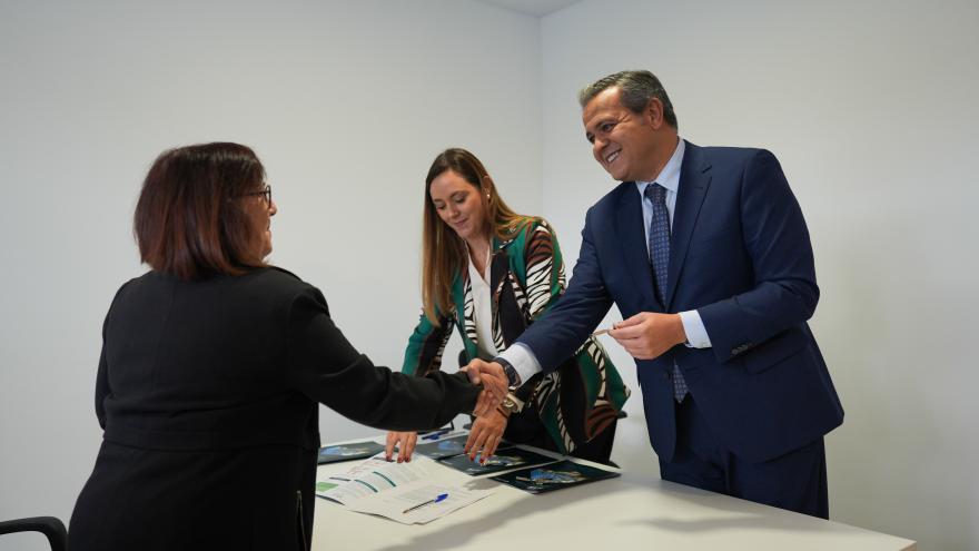 El consejero Jorge Rodrigo durante la entrega en Getafe de las llaves de 78 pisos del Plan Vive