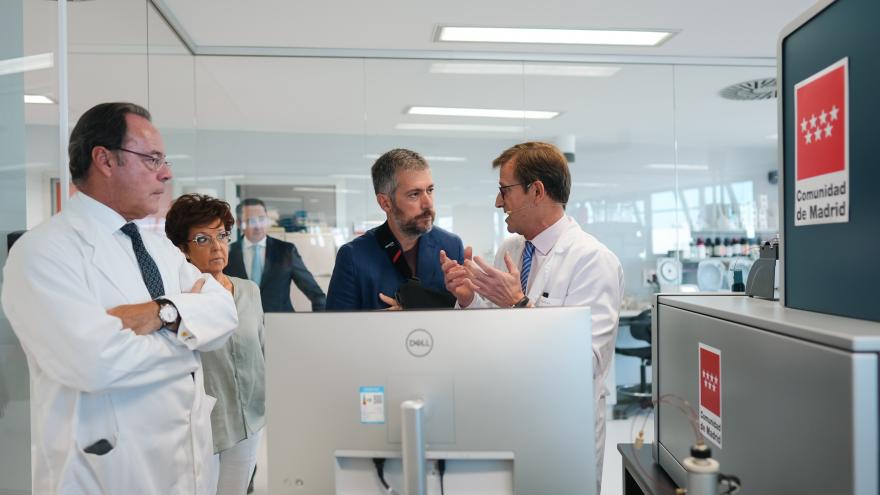 García Martín conoce una nueva máquina para la detección de nuevas sustancias psicoactivas en pacientes El consejero Miguel Ángel García Martín durante su visita al Instituto de Medicina Legal y Ciencias Forenses