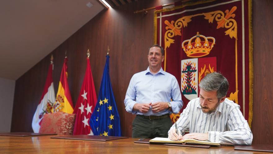 García Martín firma en el ayuntamiento de Tielmes