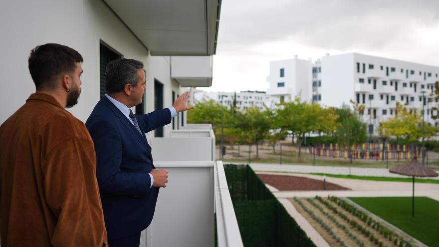 El consejero Jorge Rodrigo durante la entrega en Getafe de las llaves de 78 pisos del Plan Vive