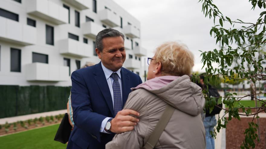 El consejero Jorge Rodrigo durante la entrega en Getafe de las llaves de 78 pisos del Plan Vive