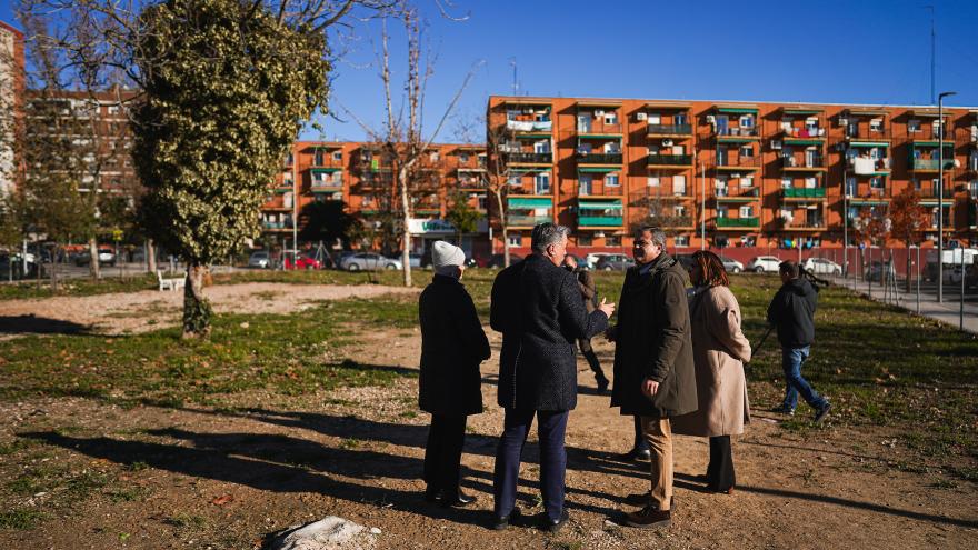 El consejero Jorge Rodrigo durante su visita a una parcela de Puente de Vallecas