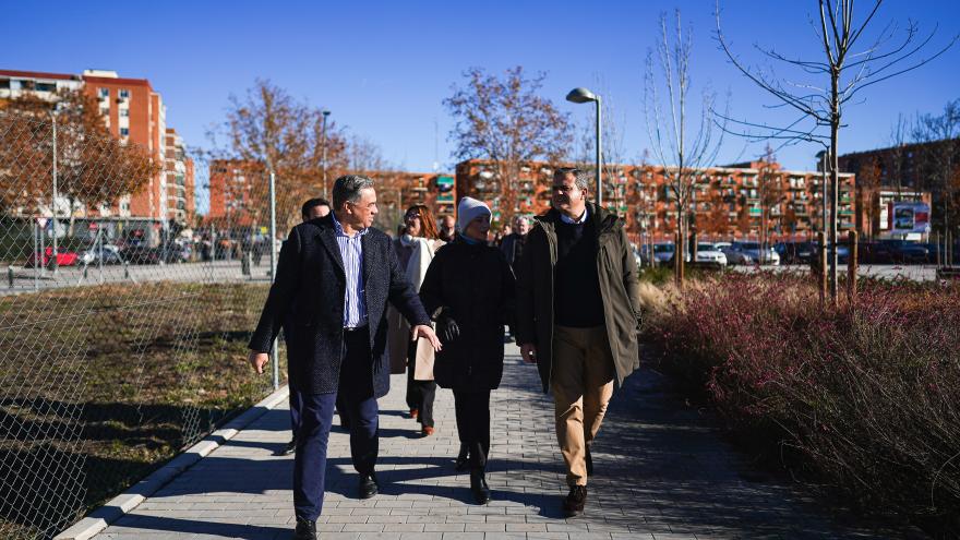 El consejero Jorge Rodrigo durante su visita a una parcela de Puente de Vallecas