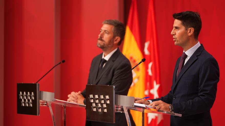 El consejero Emilio Viciana atiende a los medios de comunicación desde la Real Casa de Correos