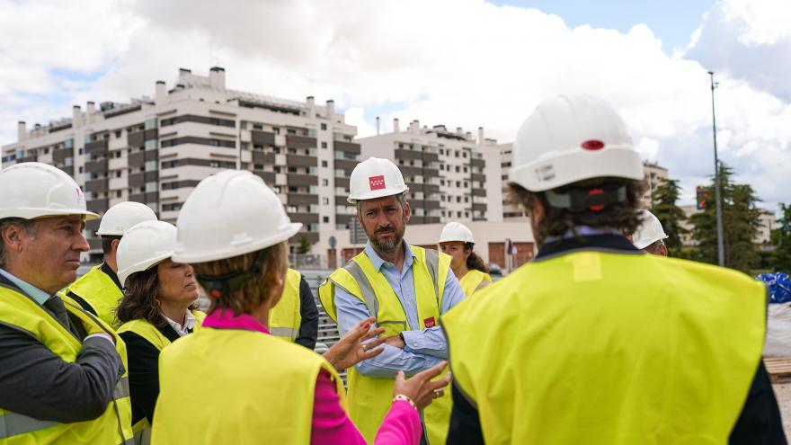 El consejero Miguel Ángel García Martín durante su visita a Torrejón de Ardoz