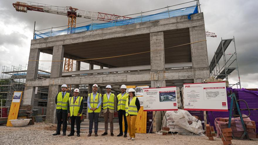 El consejero Miguel Ángel García Martín durante su visita a Torrejón de Ardoz