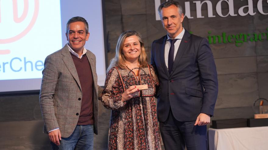 Los consejeros Carlos Novillo y Ana Dávila durante la recepción del premio