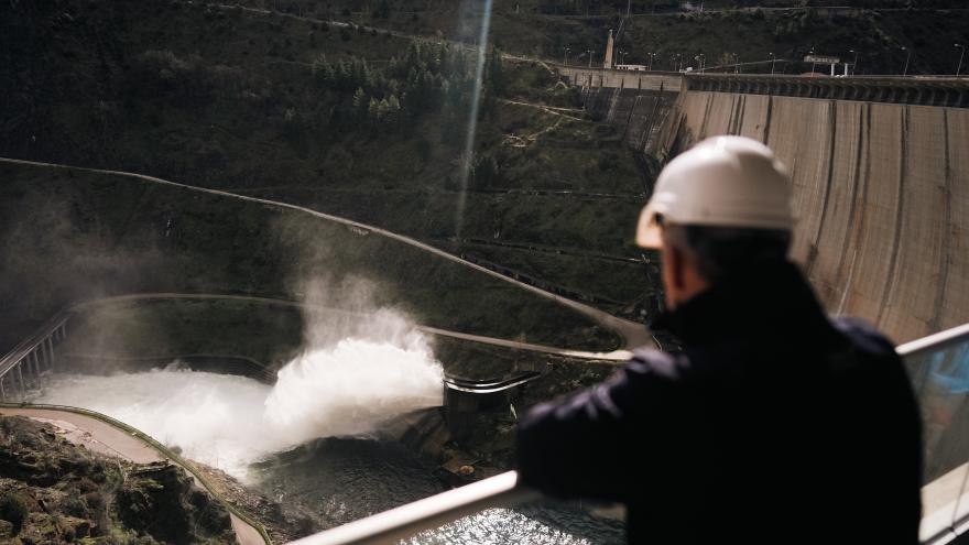 Novillo visita la presa de El Atazar El consejero Carlos Novillo durante la visita