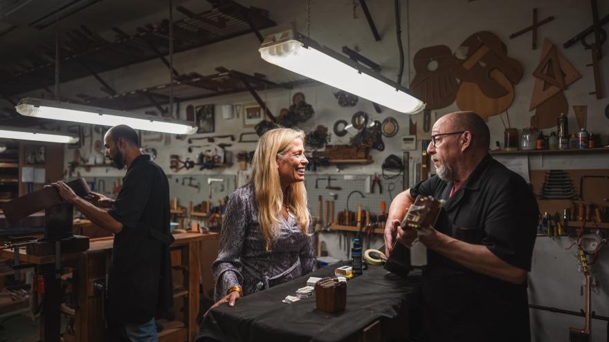 La consejera Rocío Albert durante su visita al taller Guitarras Ramírez