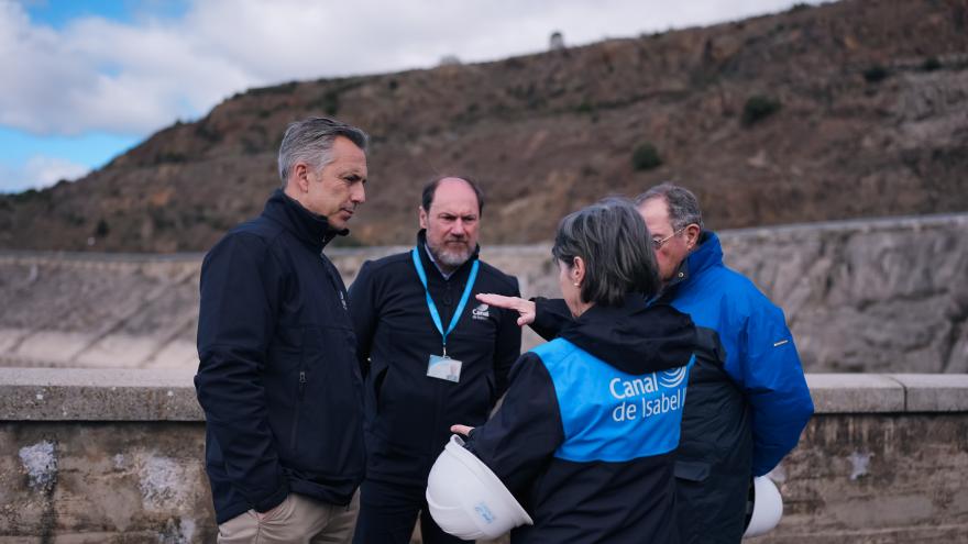 Novillo visita la presa de El Atazar El consejero Carlos Novillo durante la visita