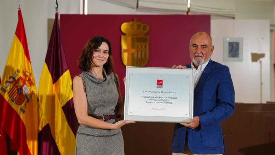 La presidenta Isabel Díaz Ayuso durante la entrega de la placa conmemorativa 