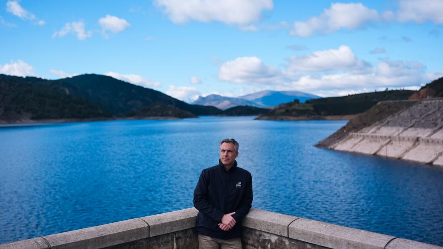 Novillo visita la presa de El Atazar El consejero Carlos Novillo durante la visita