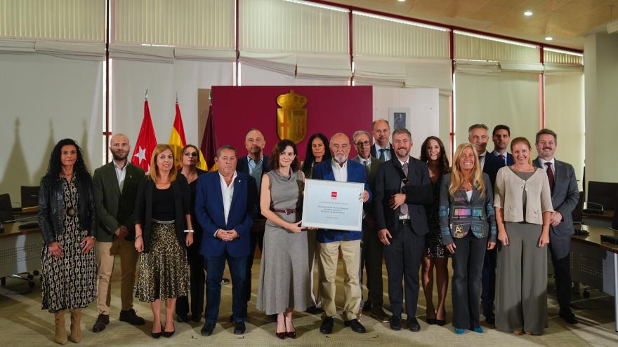 La presidenta Isabel Díaz Ayuso durante la entrega de la placa conmemorativa 