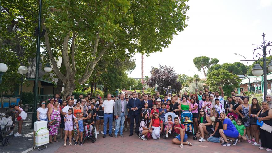 El consejero Jorge Rodrigo con familias de la AVS en el Parque de Atracciones