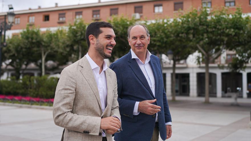 Miguel López-Valverde en la reunión con el alcalde de Torrejón de Ardoz, Alejandro Navarro