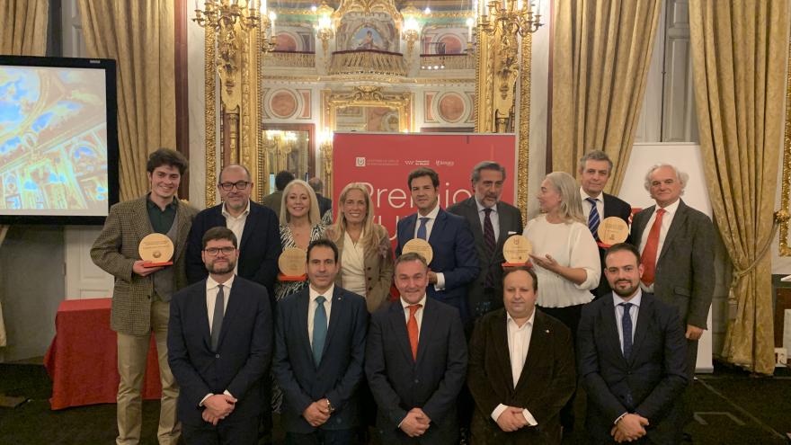 La consejera posando junto a los premiados