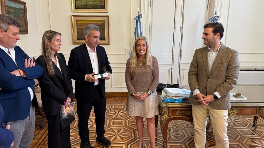 Rocío Albert con las autoridades de Santa Fe y Rosario