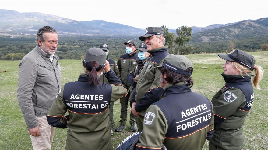 El consejero hablando con los agentes forestales