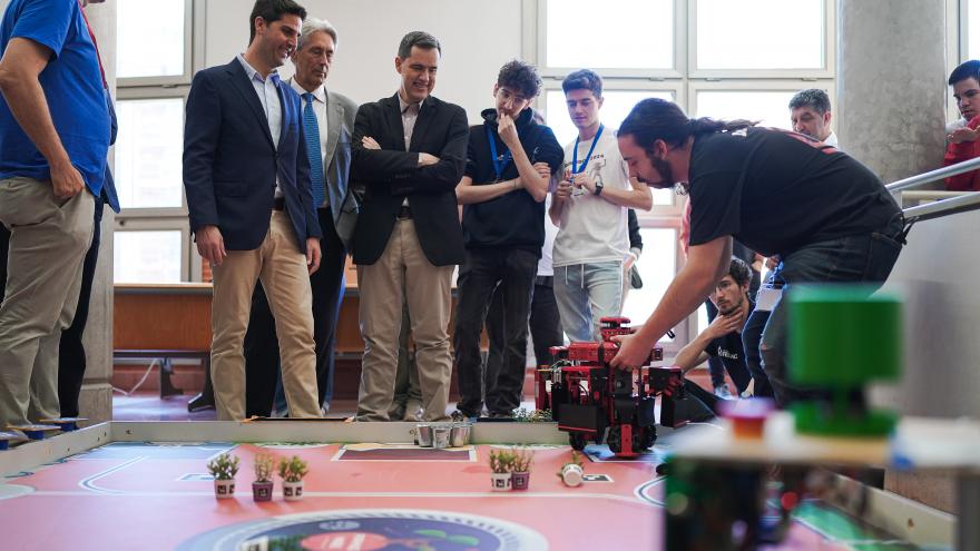 Emilio Viciana observa algunos de los proyectos de la competición de robótica Eurobot Spain