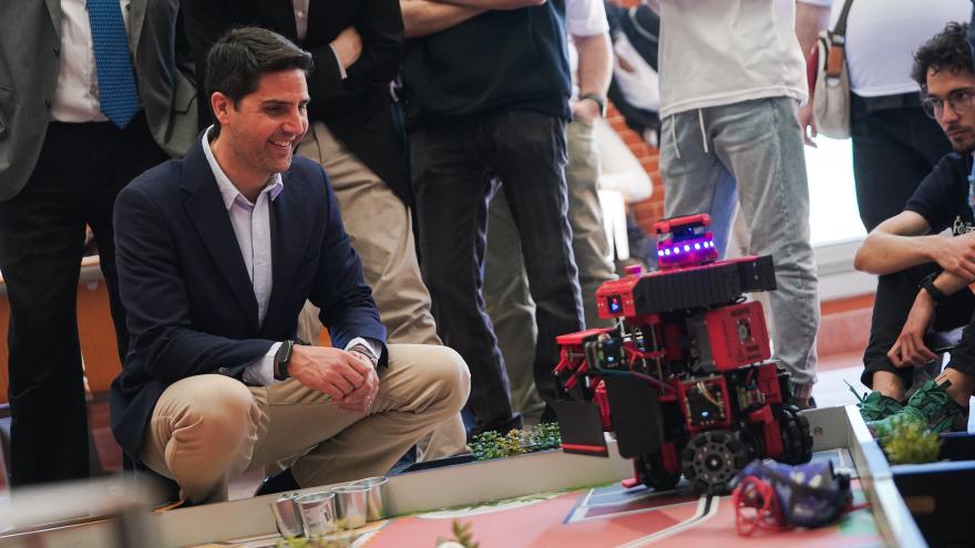 Emilio Viciana observa algunos de los proyectos de la competición de robótica Eurobot Spain