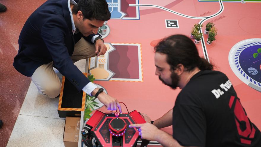 Emilio Viciana observa algunos de los proyectos de la competición de robótica Eurobot Spain
