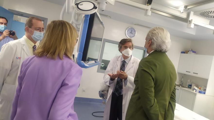 Enrique Ruiz Escudero durante su visita a la renovación del Área de Intervencionismo y la Unidad del Dolor del Hospital de La Princesa