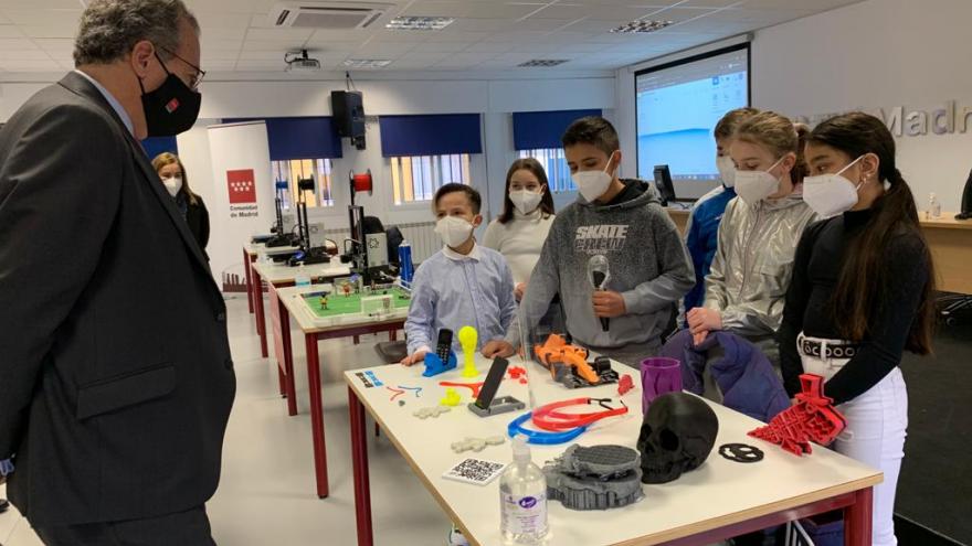 La Comunidad de Madrid entrega diez impresoras 3D a centros educativos de la zona Sur