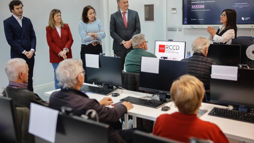 López-Valverde visita el Centro de Capacitación Digital de San Sebastián de los Reyes El consejero Miguel López-Valverde durante su visita al Centro de Capacitación Digital de San Sebastián de los Reyes