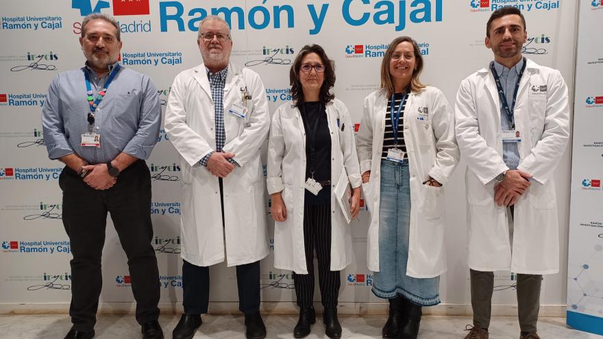 Profesionales sanitarios trabajando en el Hospital público Ramón y Cajal