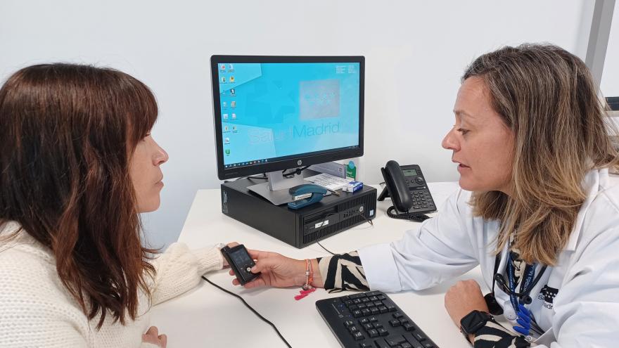 Profesionales sanitarios trabajando en el Hospital público Ramón y Cajal