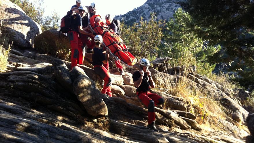 Bomberos del GERA trasladan a un herido en una camilla