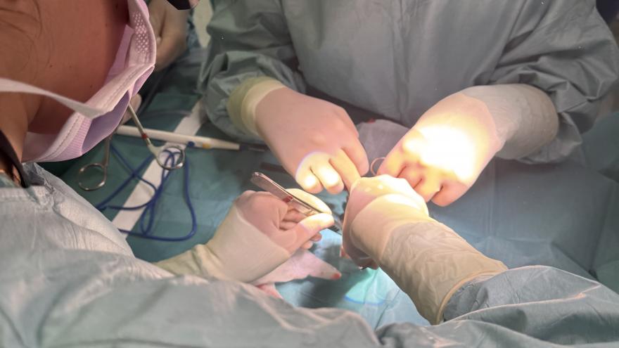 Cirujanos cardiacos pediátricos del Hospital público 12 de Octubre en una intervención sanitaria