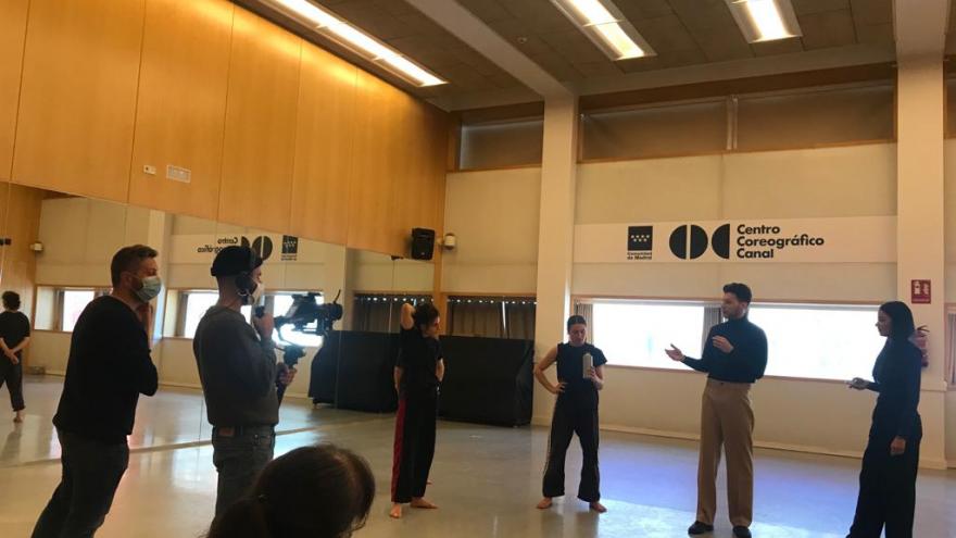actores en una sala de ensayo