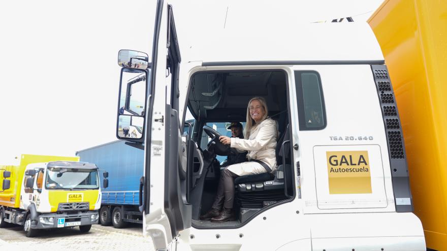 Rocío Albert en su visita a la autoescuela Gala