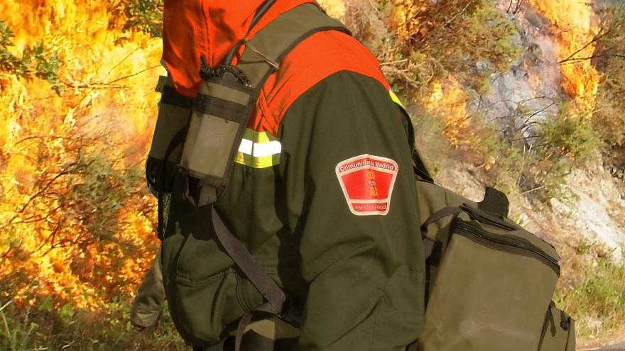 Imagen de agentes forestales en incendio