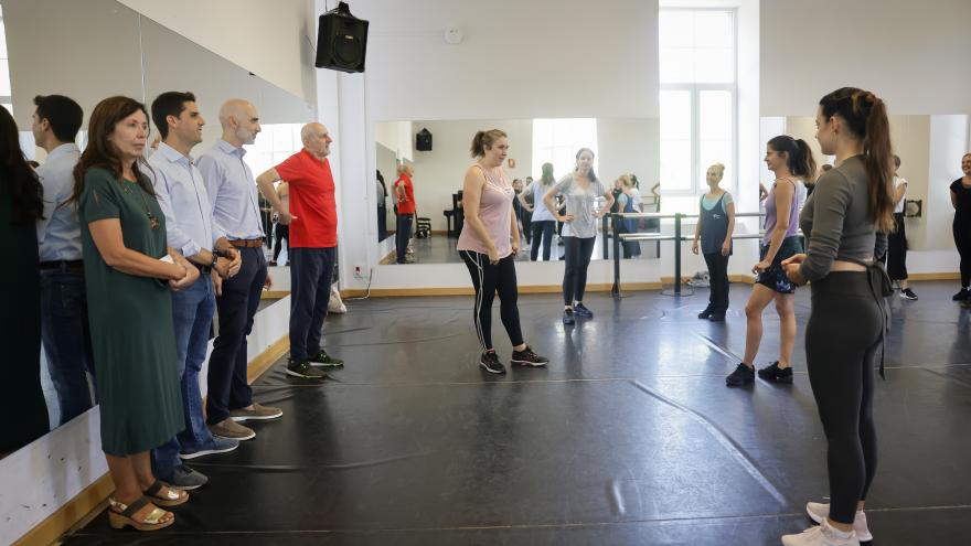 Emilio Viciana en un momento de su visita a un curso de formación de auxiliares de danza