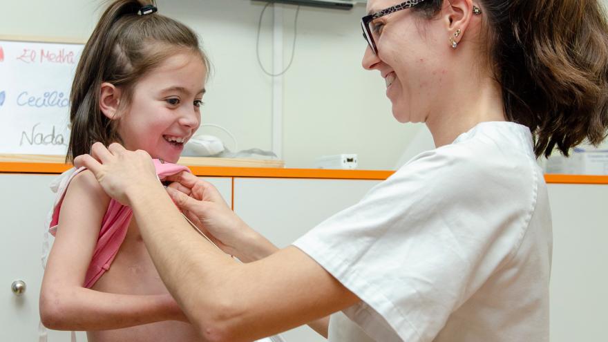 Niña en el médico