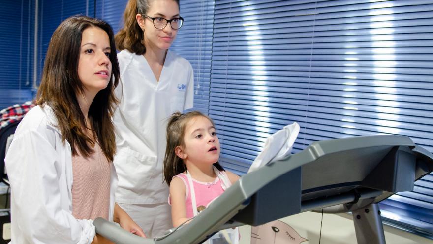 Niña en el médico