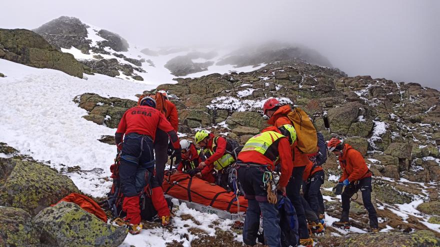 Miembros del GERA durante un rescate