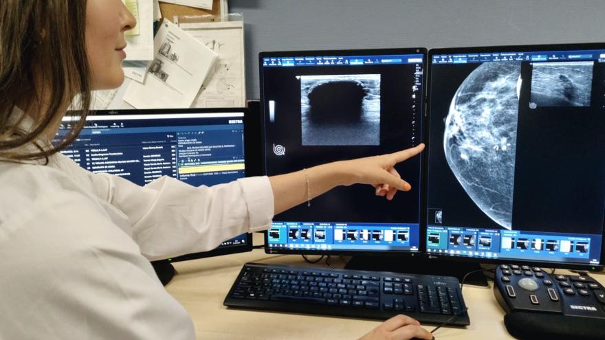Médicos observan la imagen radiológica