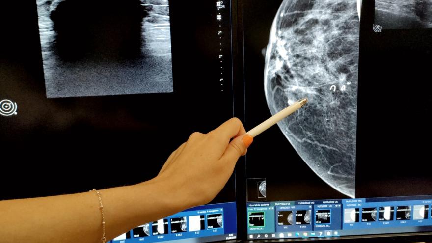 Médico observando una imagen radiológica