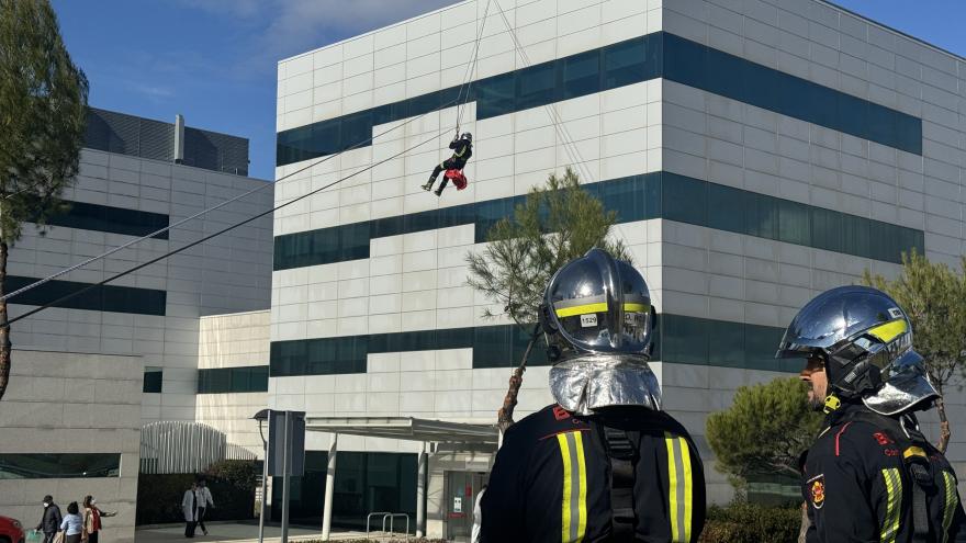 bomberos visitan a los niños ingresados en hospitales  