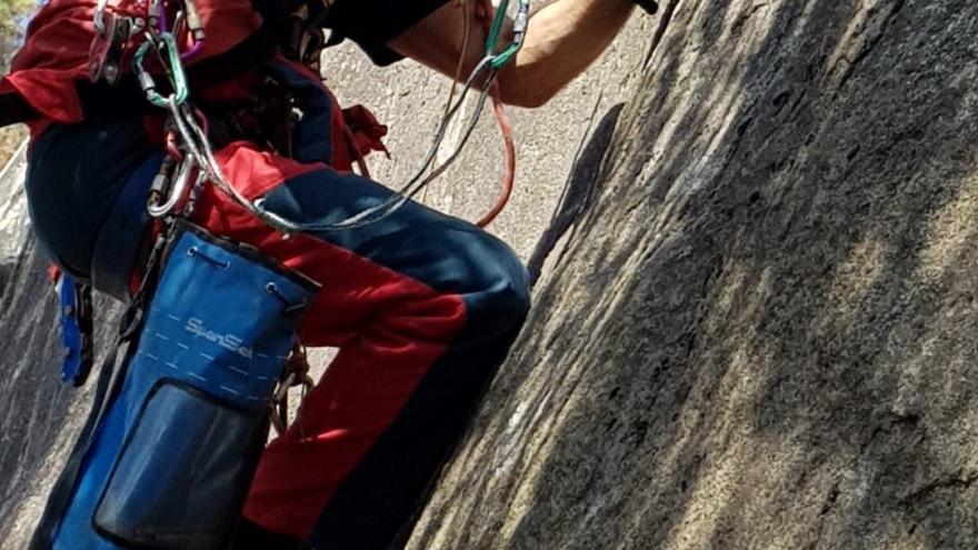 Persona practicando escalada